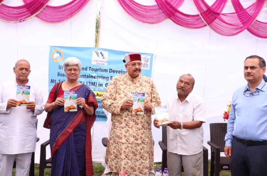  पर्यटन मंत्री सतपाल महाराज ने साहित्यकार रवींद्र सिंह रावत कि आत्मबोध पुस्तक का विमोचन किया।
