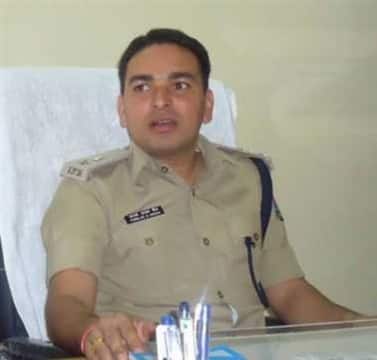 एसएसपी प्रहलाद नारायण मीणा ने नैनीताल जनपद का कार्यभार ग्रहण करते ही गुलदार की दो खाल के साथ एक व्यक्ति को गिरफ्तार किया।