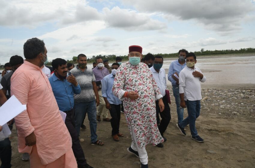  पर्यटन तीर्थाटन एवं सिंचाई मंत्री श्री सतपाल महाराज, ने आज दूसरे दिन भी हरिद्वार में सम्भावित बाढ़ प्रभावित क्षेत्रों- ग्राम कांगड़ी, गाजीवाली का स्थलीय निरीक्षण किया।