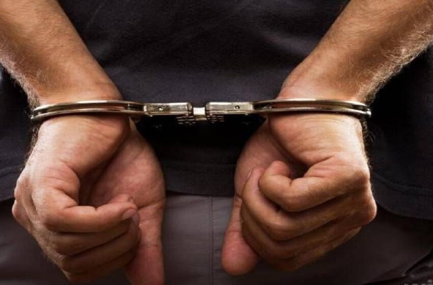  अवैध रूप से बंदूक व कच्ची शराब बेचने को लेकर पुलिस ने एक युवक को गिरफ्तार किया। 
