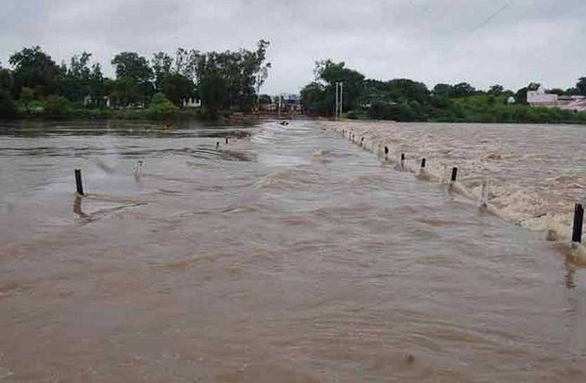  नेपाल के सिंधुपालचोक में भारी बारिश के कारण बाढ़ आई। 