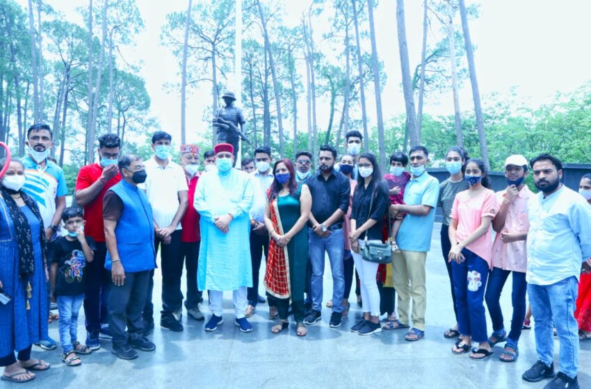  श्री सतपाल महाराज ने शौर्य स्थल पर शहीद सैनिकों के सम्मान में चंदन वृक्ष लगाया
