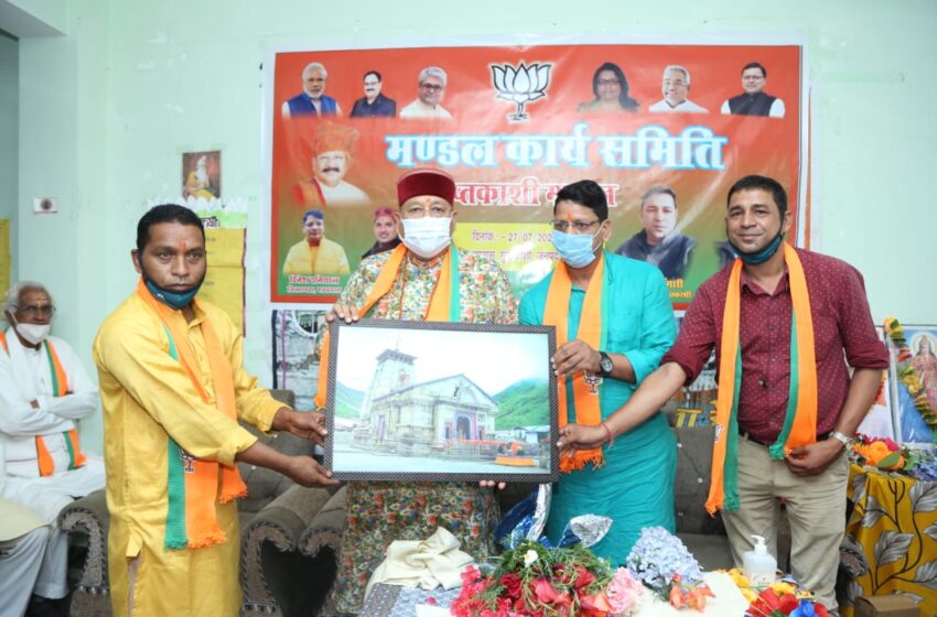  श्री सतपाल महाराज ने कहा कि त्रिजुगीनारायण में प्राइमरी हेल्थ सेंटर (पीएचसी एडिशनल) की मांग मान ली गयी है,अब हड़ताल समाप्त कर दें। 