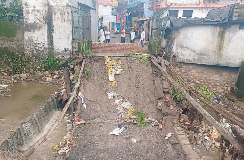  आज सुबह लगभग 6 बजे बकरालवाला में पुल क्षतिग्रस्त। 