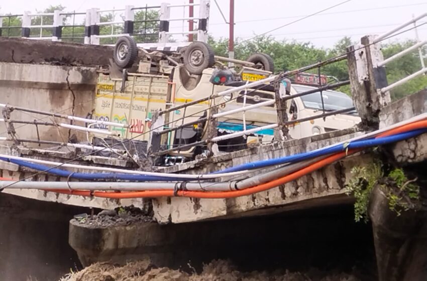  देहरादून,ऋषिकेश रोड पर रानीपोखरी का पुल क्षतिग्रस्त।