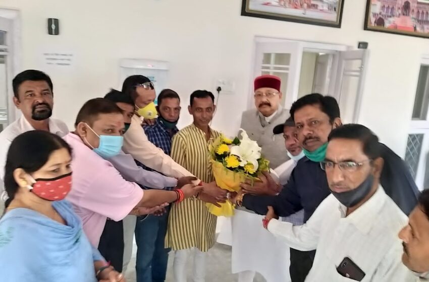  माध्यमिक शैक्षणिक संघ का शिष्ट मण्डल सतपाल महाराज के नेतृत्व में मुख्यमंत्री से मिला। 