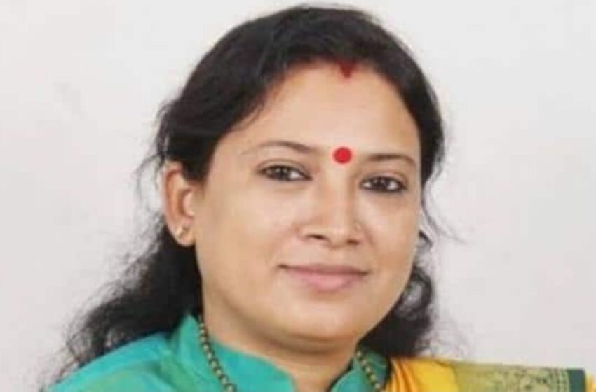  बाल विकास औऱ महिला सशक्तिकरण मंत्री रेखा आर्य ने लाभार्थियों को किट वितरण किये। 