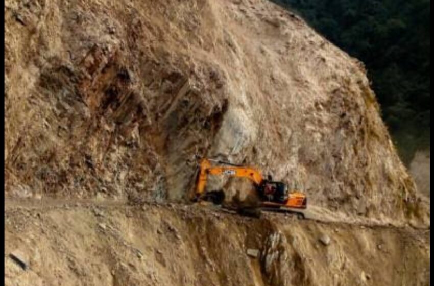  अल्मोड़ा के लक्ष्मेश्वर और पाण्डेखोला के बीच पहाड़ी के दरकने से राजमार्ग बाधित रहा। 