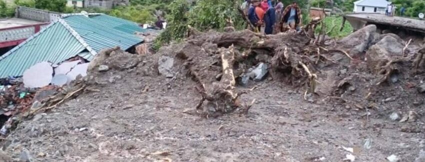  पहाड़ों में मुसलाधार बारिश से हुआ पशुशाला में भूस्खलन। 
