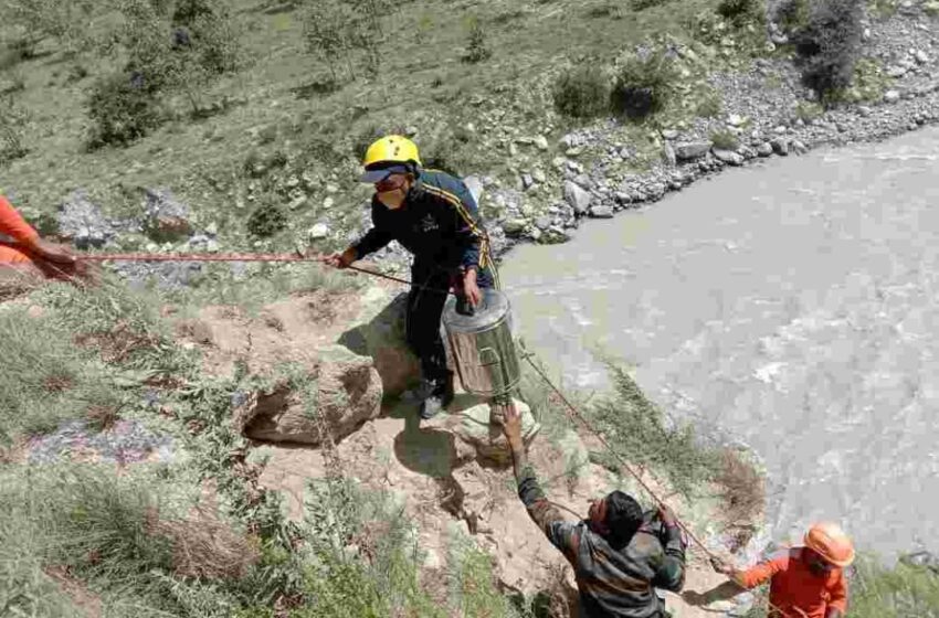  चमोली के रैंणी गांव से आगे तमस में भूस्खलन होने के कारण मार्ग अवरुद्ध। 