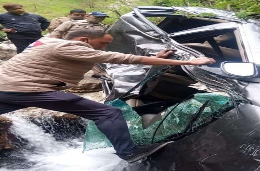  हल्द्वानी जा रहे पर्यटकों की कार खाई में गिरने से बाल बाल बची। 