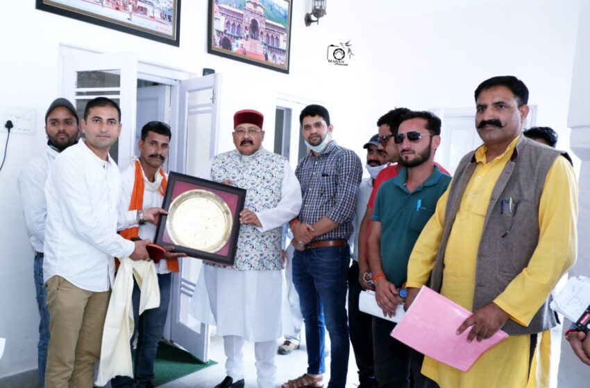 पर्यटन मंत्री श्री सतपाल महाराज को जौनसार बावर क्षेत्र के लोगों ने सम्मानित किया।