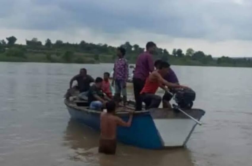 महाराष्ट्र के वर्धा जिले में वर्धा नदी में एक नाव के पलटी।