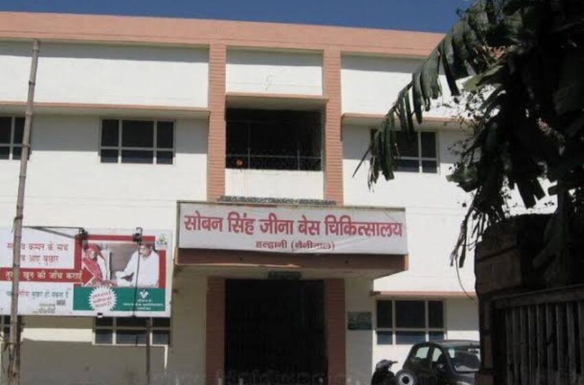 हल्द्वानी के सोबन सिंह जीना बेस अस्पताल की इमरजेंसी में डॉक्टर साहब पी कर कर रहे थे ड्यूटी।