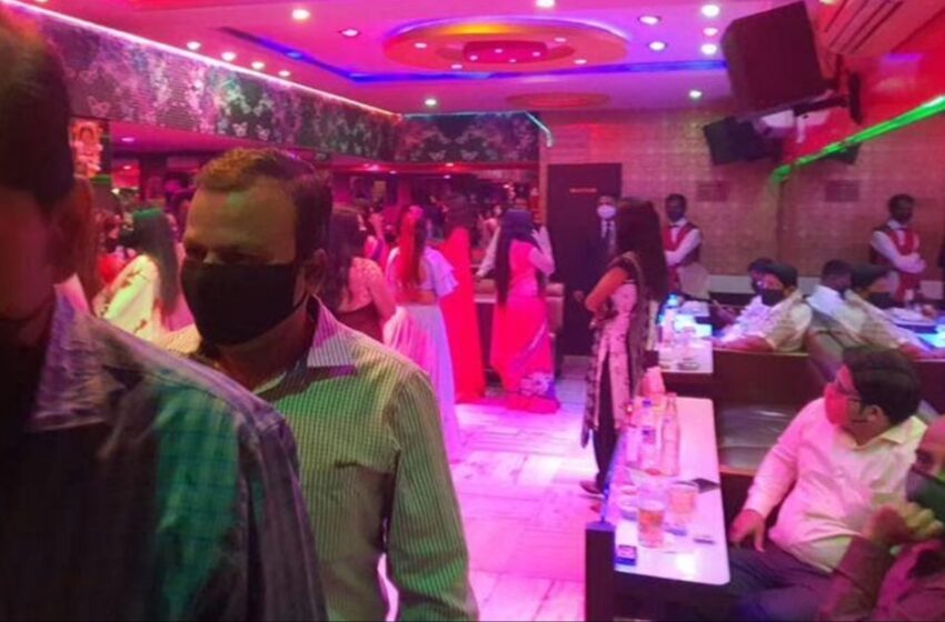 महाराष्ट्र के ठाणे जिले में कोविड-19 के मानकों के प्रतिकूल चल रही थी बार।