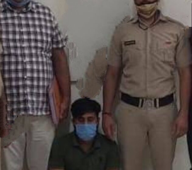 अपनी बेटी की पिटाई करने वाले व्यक्ति का वीडियो सोशल मीडिया पर वायरल।