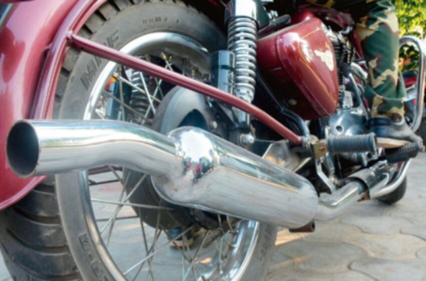  मोडिफाइड साइलेंसर लगाने पर बुलेट बाइक सीज व दुकानदार के खिलाफ कार्रवाई। 