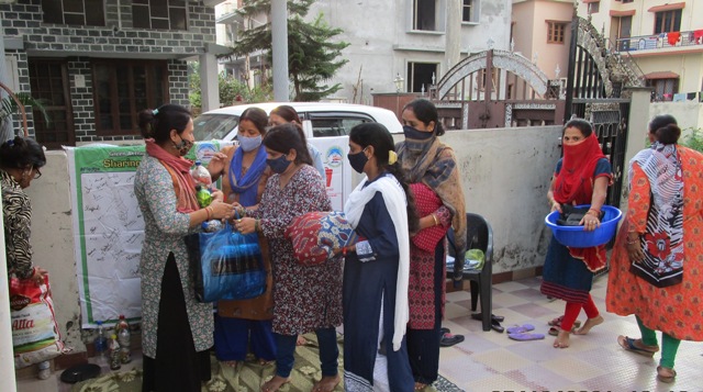  अभिव्यक्ति सोसाइटी की ओर से आयोजित किये गये शिविर में महिलाओं ने अपने घरों में कचरा बन चुके और इस्तेमाल न आने वाले सामान को डोनेट किया।