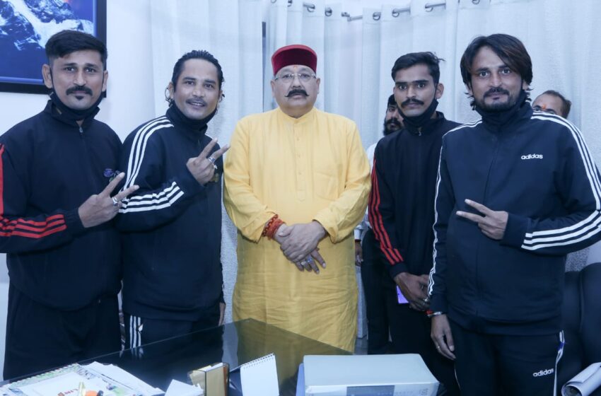 अनेक जागरूकता अभियान चलाने वाला पर्वतारोही दल संस्कृति मंत्री श्री सतपाल महाराज से मिला।