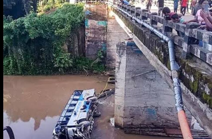  मेघालय परिवहन निगम की बस नोंगचर्म में रिंगड़ी नदी में गिरी। 