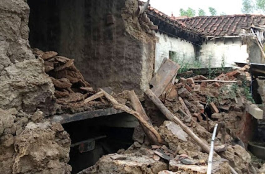 जौनपुर में मकान की दीवार गिरने से बालक की दर्दनाक मौत।