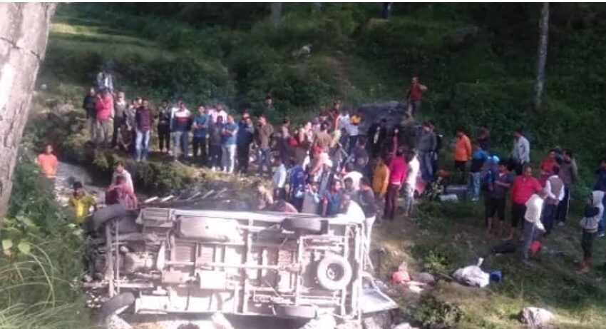 बागेश्वर में खाई में गिरी वैन, पांच पर्यटकों की मौत।
