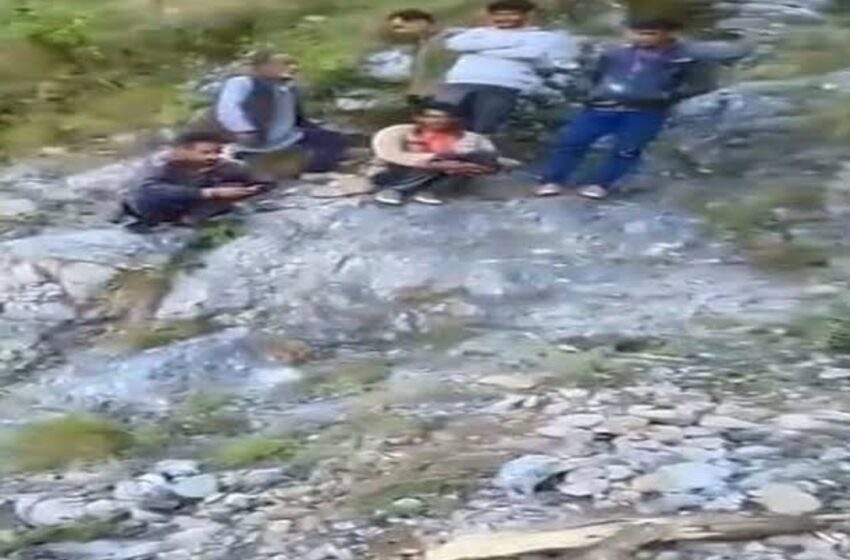 उत्तराखण्ड के चकराता- त्यूणी मार्ग पर बुलेरो वाहन अनियंत्रित होकर गहरी खाई में गिरी ।