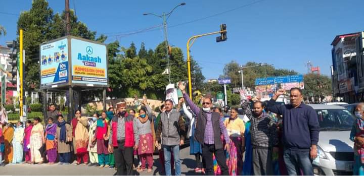  सशक्त भू कानून बनाने की मांग को लेकर आंदोलनकारियों ने घंटाघर पर सांकेतिक जाम लगाया।