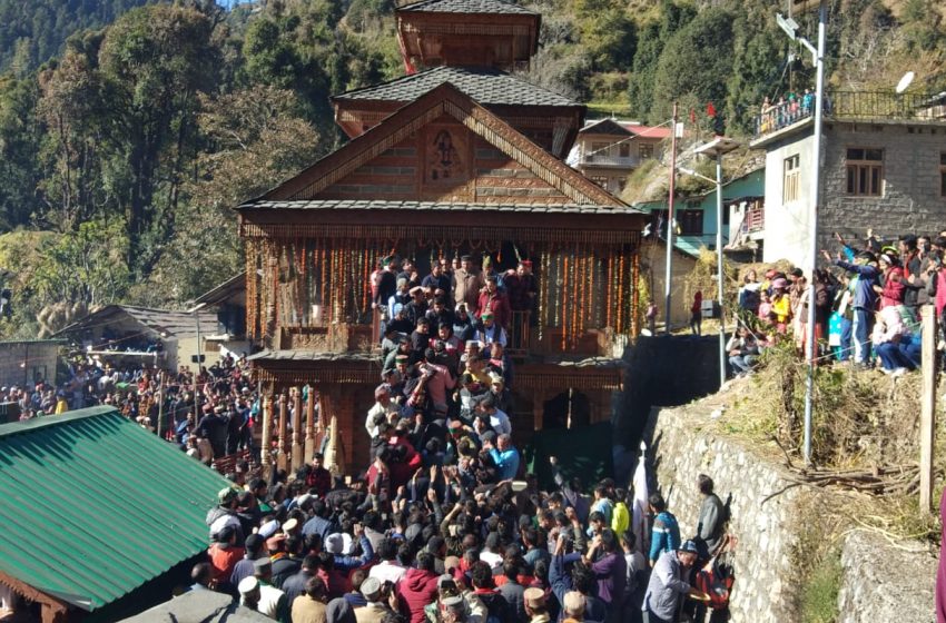  पर्यटन मंत्री सतपाल महाराज चालदा महासू महाराज की डोली यात्रा में शामिल हुए। 