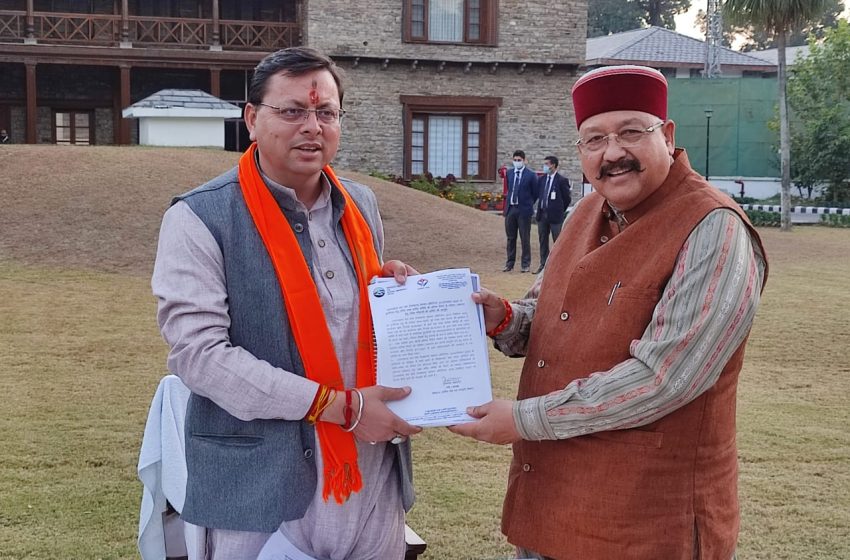  देवस्थानम बोर्ड पर महाराज ने मुख्यमंत्री को सौंपी उच्च स्तरीय समिति की रिपोर्ट।