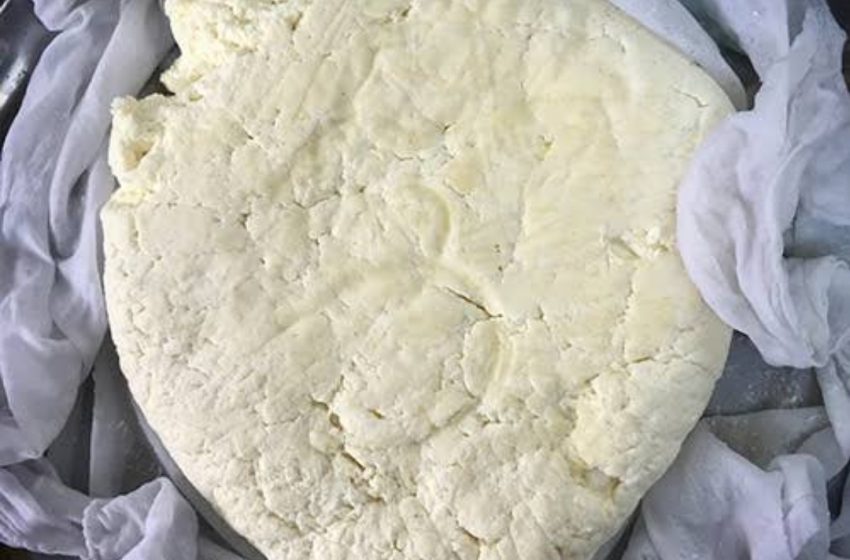  बादल डेरी धर्मपुर डांडा से घटिया पनीर पकड़ा।