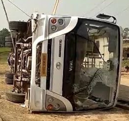  अचानक बस का हैंडल जाम होने से नजीबाबाद डिपो की बस पलटी। 