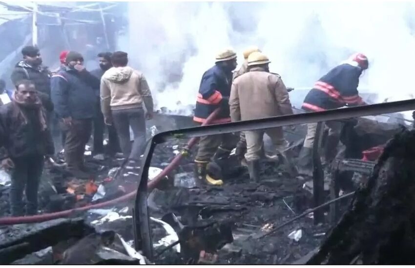  दिल्ली के चांदनी चौक में लगी भीषण आग, दुकानों पर रखा सामान जलकर खाक।