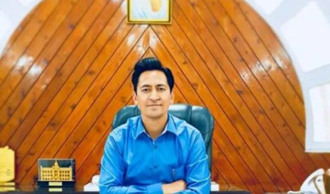  कुमाऊं कमिश्नर दीपक रावत ने तहसील में किया औचक निरीक्षण।