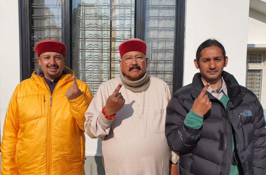  सतपाल महाराज ने सेडियाखाल स्थित बूथ पर जाकर सबसे पहले अपने मताधिकार का प्रयोग किया।