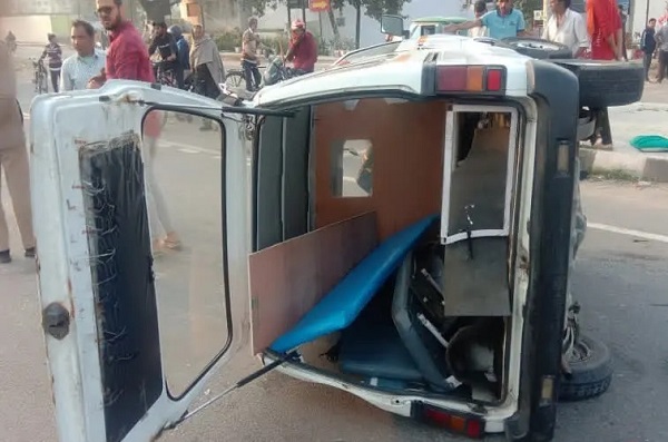  एंबुलेंस से टकराई कार, मरीज की मौके पर मौत, चार घायल