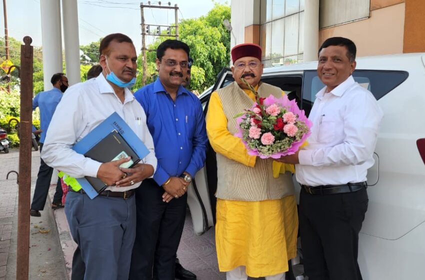  पंचायती मंत्री सतपाल महाराज ने निदेशालय पंचायतीराज में वरिष्ठ विभागीय अधिकारियों के साथ समीक्षा बैठक कि।