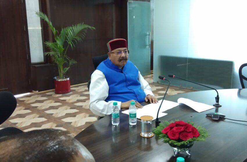  पर्यटन मंत्री श्री सतपाल महाराज ने कहा कि भूस्खलन और जाम की स्थिति में वैकल्पिक मार्गों का विकल्प रखें।