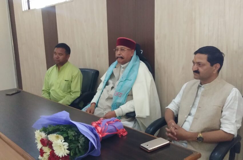  पर्यटन मंत्री सतपाल महाराज ने मंदिर समिति के कार्यालय का औचक निरीक्षण किया।