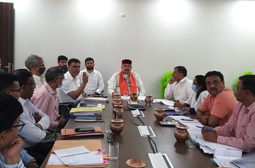  पंचायती राज एवं ग्रामीण निर्माण मंत्री सतपाल महाराज ने पंचायतीराज निदेशालय, डांडालखौड में पंचायत राज एवं ग्रामीण विकास विभाग के अधिकारियों की समीक्षा बैठक की।