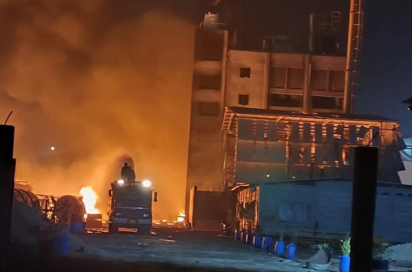  गुजरात के भरूच में ओम ऑर्गेनिक कंपनी में अचानक विस्फोट से भीषण आग लग गई।