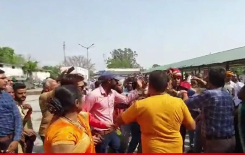  ऊधमसिंहनगर जिले के गदरपुर में एक आदमी को शादी करने पर मिला चप्पलों का उपहार।