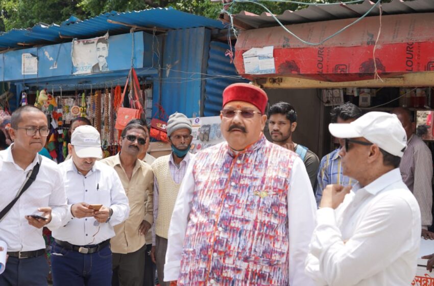  पर्यटन धर्मस्व एवं संस्कृति मंत्री सतपाल महाराज ने कहा अधिकारी, कर्मचारी “अतिथि देवो भवः” की भावना से काम करें।