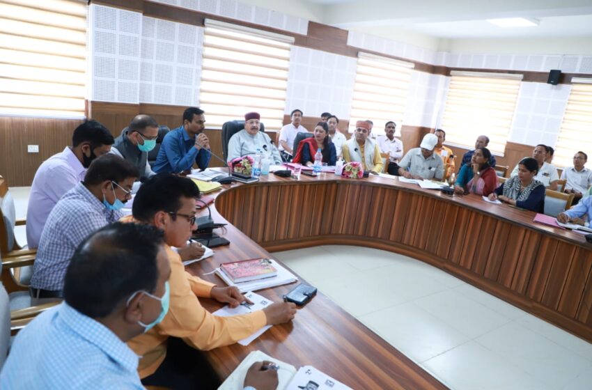  चौबट्टाखाल विधायक सतपाल महाराज ने आज जिला मुख्यालय सभागार में अपने विधानसभा क्षेत्र में किये जा रहे विकास कार्यों की समीक्षा कि।