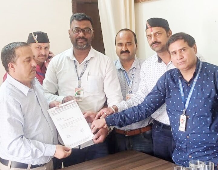  उत्तराखंड पत्रकार महासंघ का प्रतिनिधिमंडल ने  जिला सूचना  अधिकारी को ज्ञापन सौंपा।