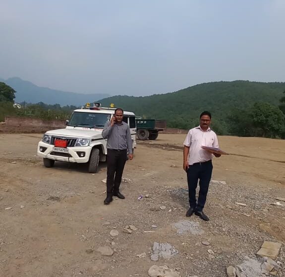  उप जिलाधिकारी सदर मनीष कुमार के नेतृत्व में खनन विभाग, राजस्व विभाग एवं मसूरी देहरादून, विकास प्राधिकरण की टीम ने हयात होटल के समीप हो रहे अवैध प्लॉटिंग रुकवाई।