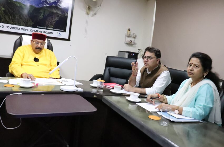  कैबिनेट मंत्री सतपाल महाराज ने  अपने अधीनस्थ विभिन्न विभागों की समीक्षा बैठक ली।