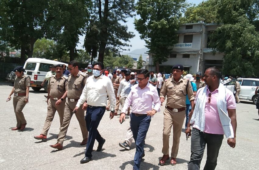  जिलाधिकारी डॉ आर राजेश कुमार एवं डीआईजी/वरिष्ठ पुलिस अधीक्षक जन्मेजय खंडूरी ने ऋषिकेश में चारधाम यात्रा की व्यवस्थाओं का औचक निरीक्षण किया।