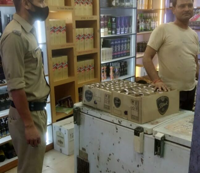  आबकारी विभाग की टीम ने आज विकास नगर एवं डाकपत्थर सहित जाखन स्थित शराब की दुकान का निरीक्षण किया