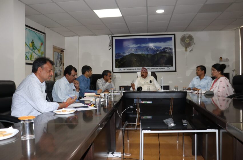  पर्यटन मंत्री श्री सतपाल महाराज ने पर्यटन विभाग व चारधाम यात्रा से संबंधित विभागों के अधिकारियों की बैठक ली।